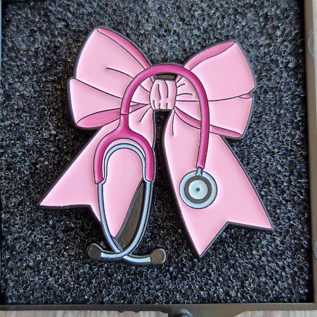 Spilla Smaltata Stetoscopio e Fiocco Rosa Box