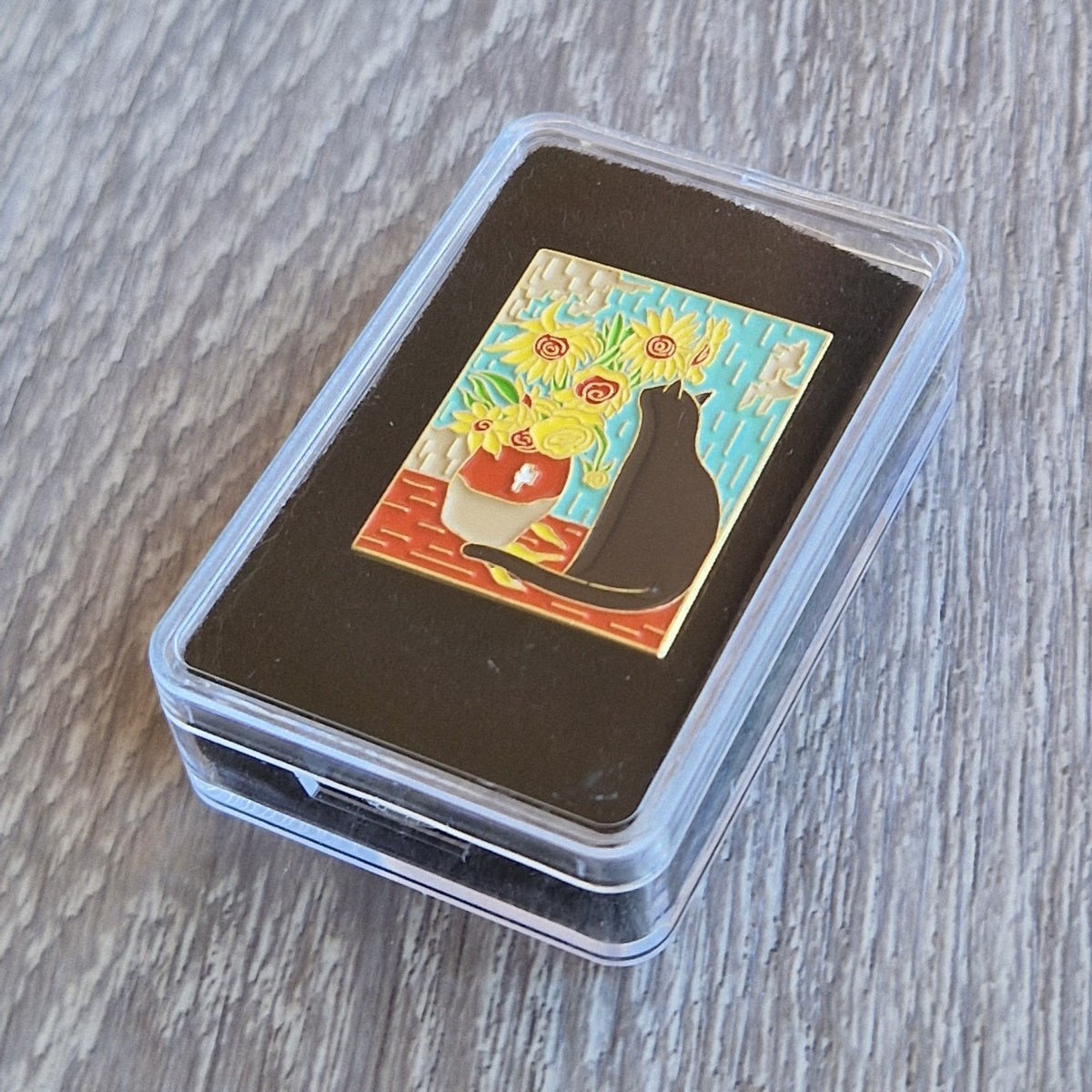 Spilla Smaltata Van Gogh Girasoli e Gatto Nero Box