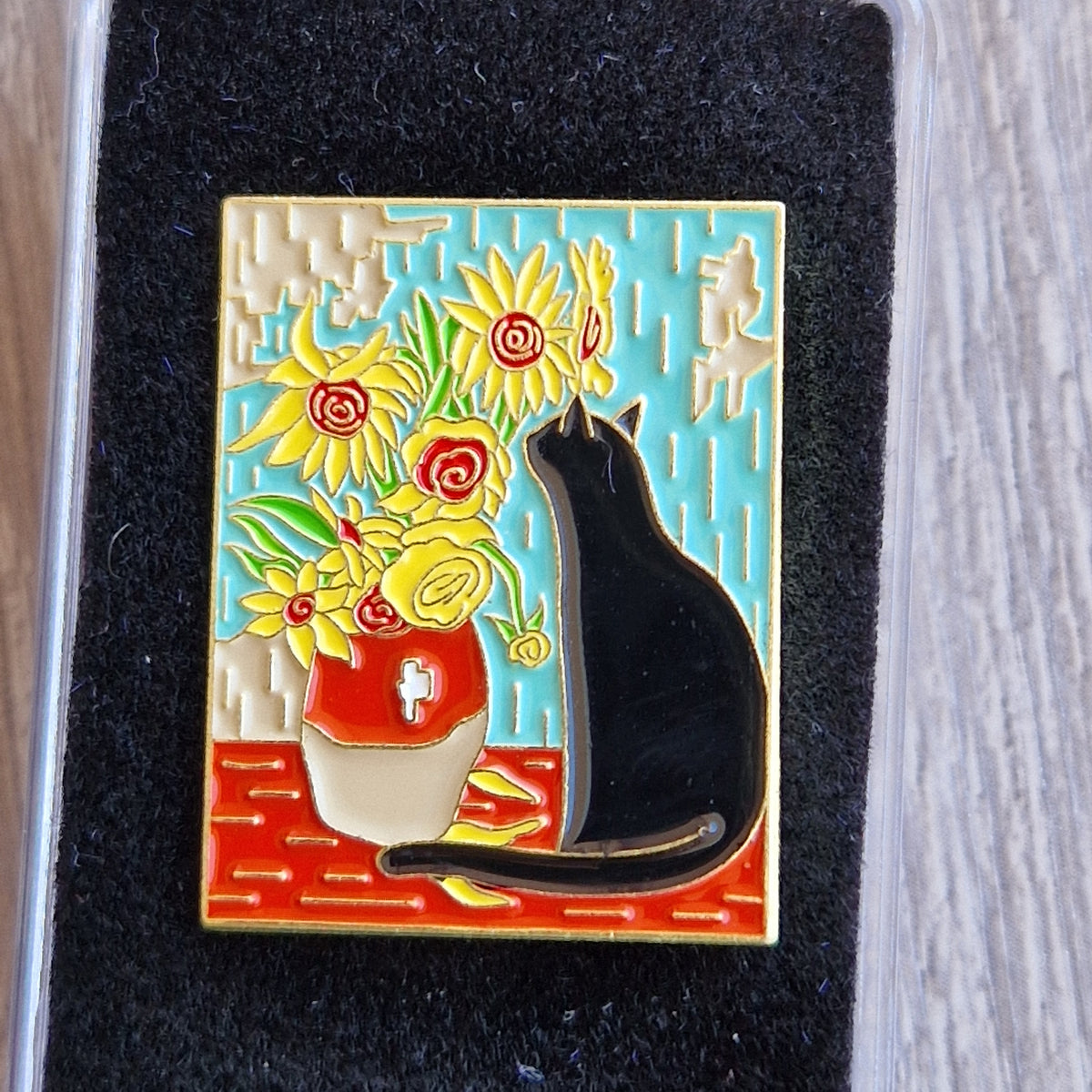 Spilla Smaltata Van Gogh Girasoli e Gatto Nero Box