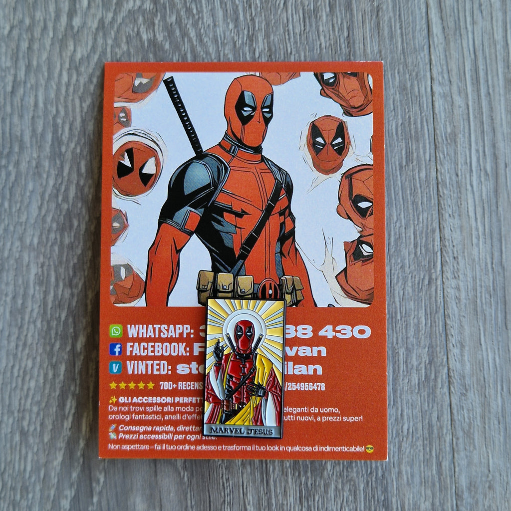 Spilla Smaltata Deadpool Marvel Jesus con Card Illustrata
