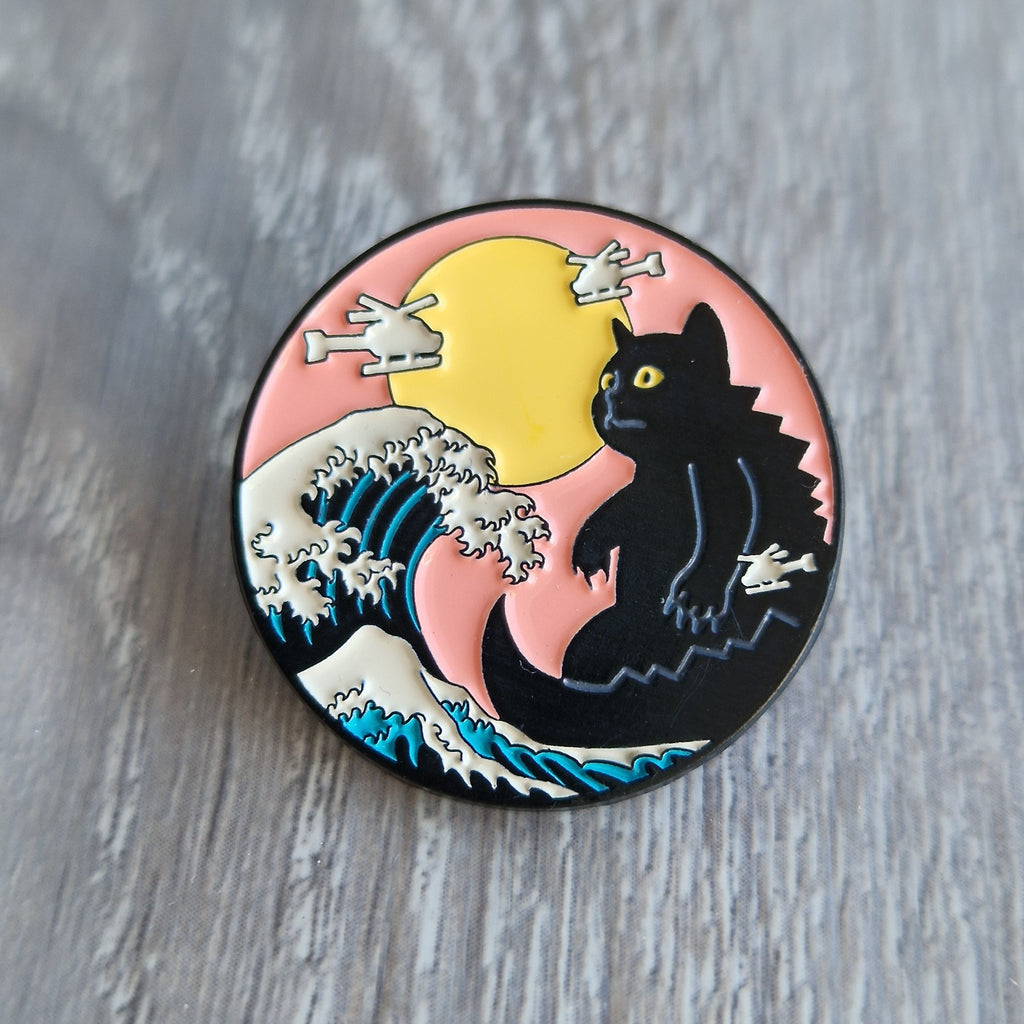 Spilla Smaltata Gatto Nero Grande Onda di Kanagawa con Card Illustrata