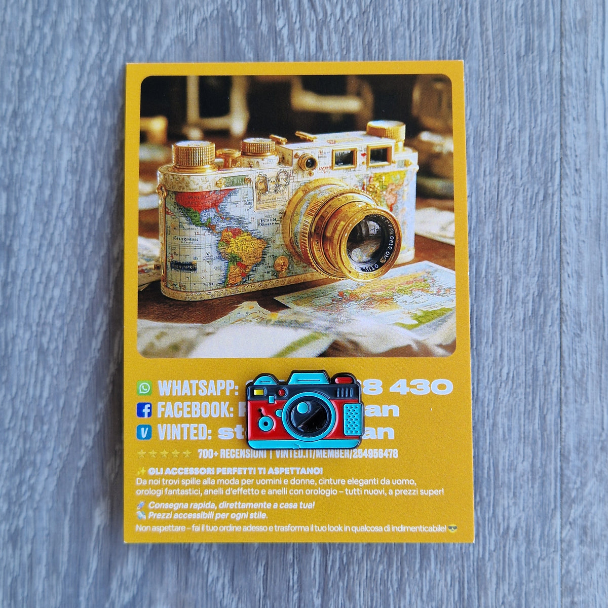 Spilla Smaltata Macchina Fotografica Vintage con Card Illustrata