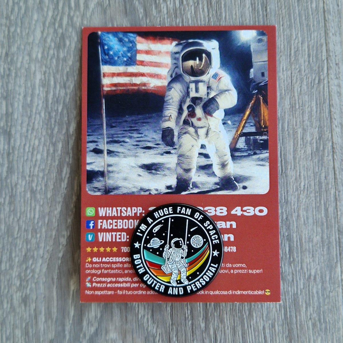 Spilla Smaltata Astronauta Spazio con Card Illustrata