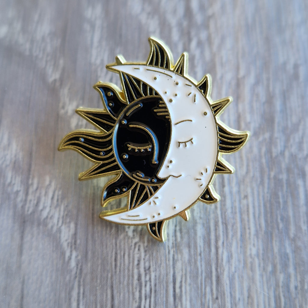 Sole e Luna spilla pin enamel badge circa 3 cm in metallo