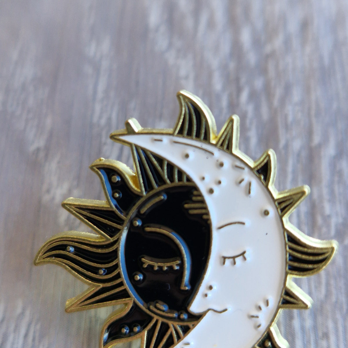 Sole e Luna spilla pin enamel badge circa 3 cm in metallo