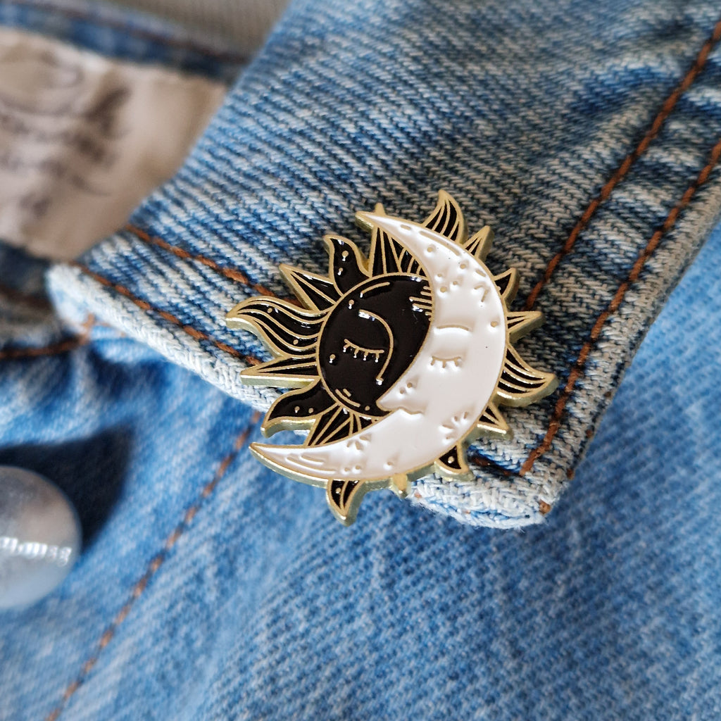 Sole e Luna spilla pin enamel badge circa 3 cm in metallo