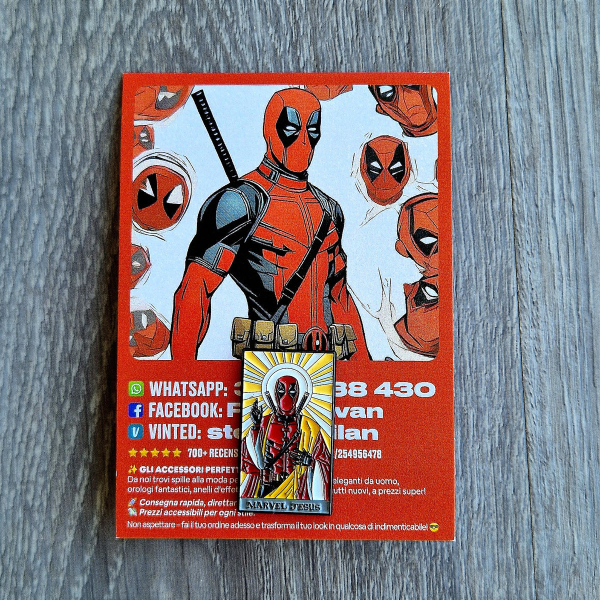 Spilla Smaltata Deadpool Marvel Jesus con Card Illustrata